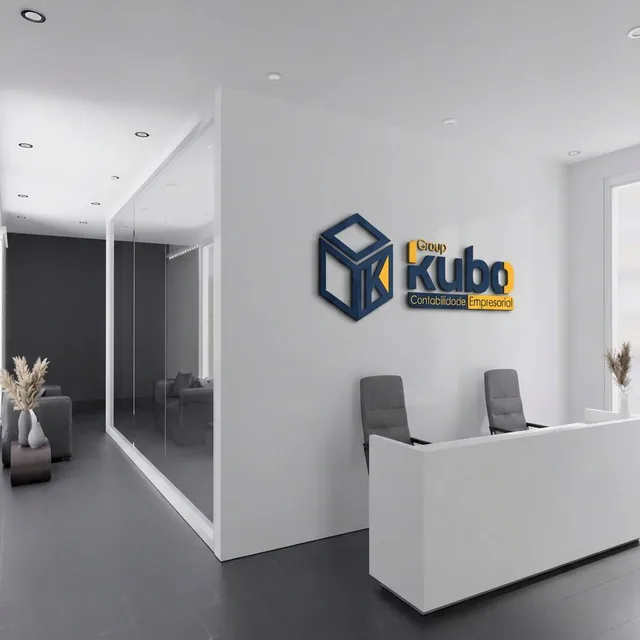Escritório da Kubo Contabilidade com logo na parede